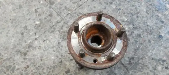 Land Rover Discovery 3 - LR3 Front wheel hub spindle knuckle