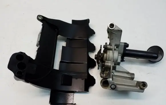Volkswagen Jetta VI Oil pump 038115105C