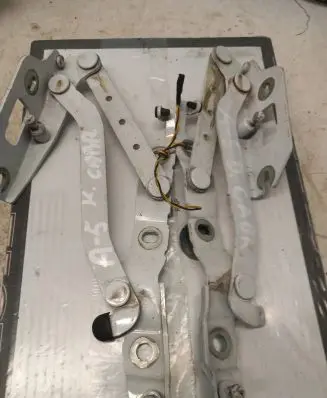 Tailgate/trunk/boot hinge