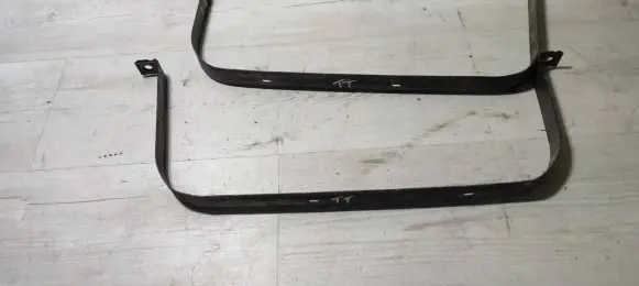 Fuel tank mounting bracket