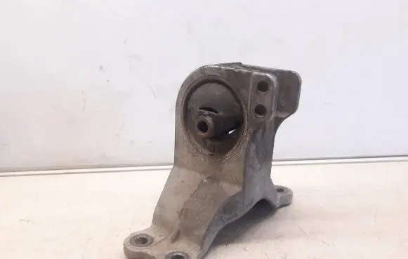 Mitsubishi Galant Gear shift cable bracket 