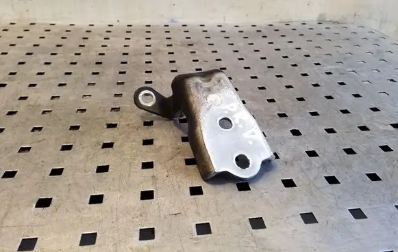 Chevrolet Captiva Front door upper hinge A047587