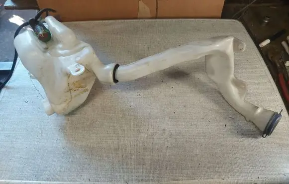 Peugeot 207 Windshield washer fluid reservoir/tank 9648337580