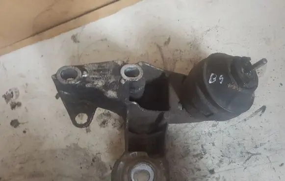 Volkswagen PASSAT B5 Engine mounting bracket 4B0199351