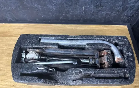 Volkswagen Golf V Tool set 1J0012115AE