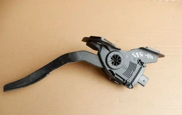 Accelerator throttle pedal