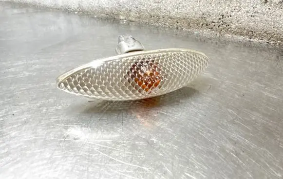 Toyota Yaris Front fender indicator light E130295