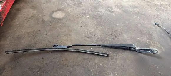 Ford Mondeo Mk III Front wiper blade arm 1S7117526AB