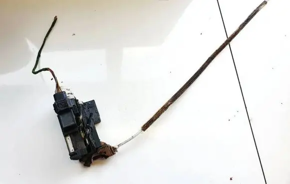 Audi A4 S4 B5 8D Front door lock 8d1877016a