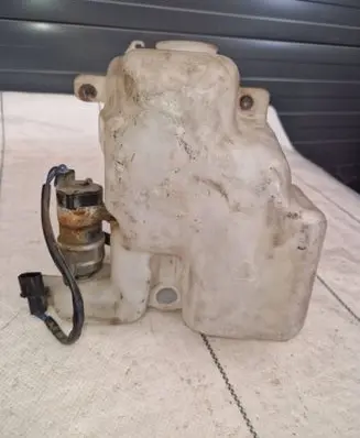 Mitsubishi Pajero Sport I Windshield washer fluid reservoir/tank E13010028