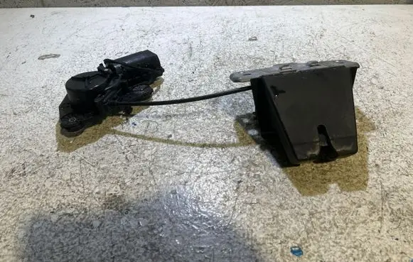 Loading door lock