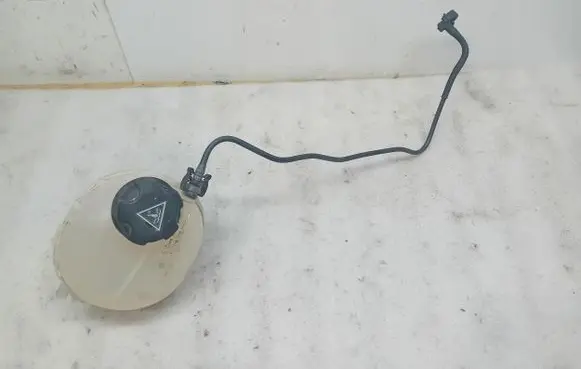 Citroen C4 III e-C4 Coolant expansion tank/reservoir 9824198680