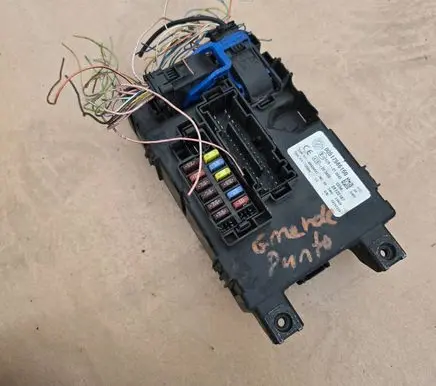 Fiat Grande Punto Fuse module 00517986160 28122167 04247226