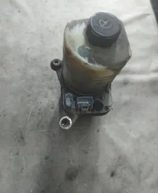 Ford Kuga I Power steering pump 4M513K514DA