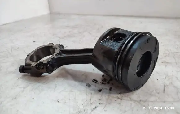 Nissan Navara D22 Piston with connecting rod