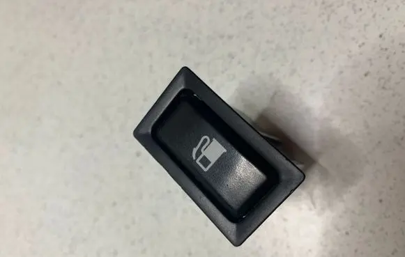 Toyota Avensis T250 Fuel tank opening switch 156795 566OC46