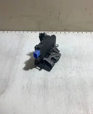 Volkswagen Golf VI Rear door lock 7L0839015D