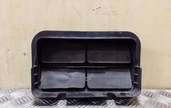 Quarter panel pressure vent