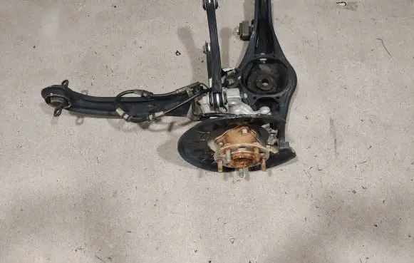 Rear wheel hub spindle/knuckle