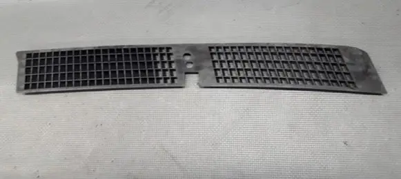 BMW 7 E38 Front bumper upper radiator grill 8166658