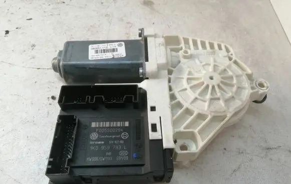 Volkswagen PASSAT B6 Front door window regulator motor 1K0959701P 980851113 981235350