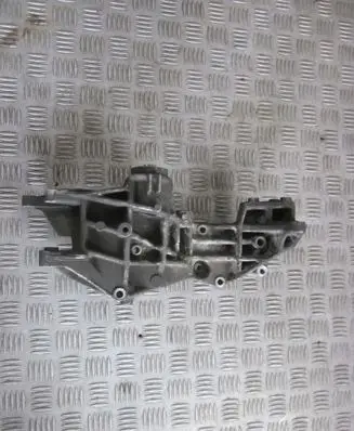 Volkswagen PASSAT B5 Generator/alternator bracket 