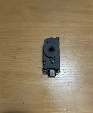 BMW X5 E70 Radiator active air flap actuator 17204710