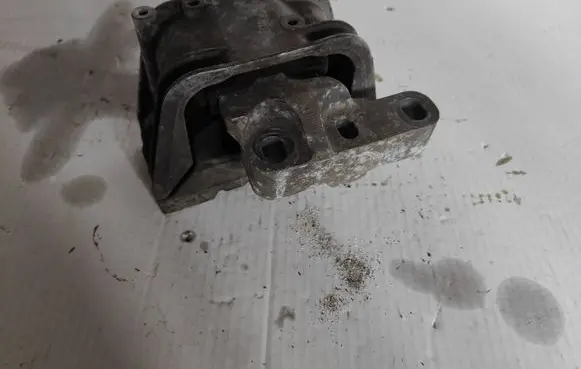 Volkswagen Golf Plus Engine mount bracket 1K0199262B