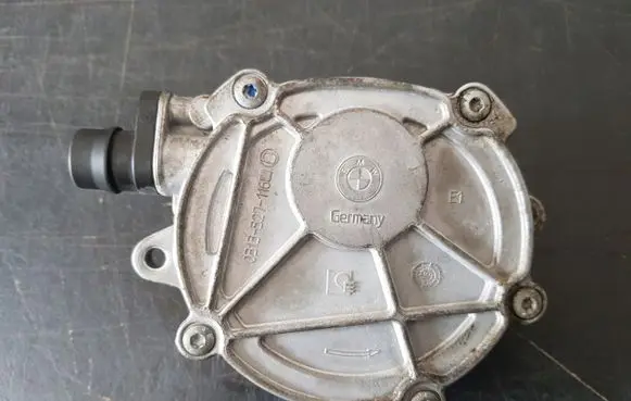 BMW 3 E92 E93 Vacuum pump 7547024