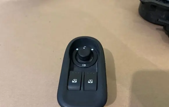 Renault Kangoo II Electric window control switch 8200637849 676533B 1007479