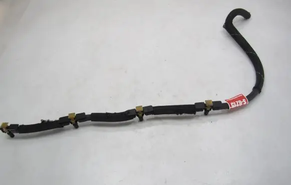 Volkswagen PASSAT B7 Fuel injector supply line/pipe 