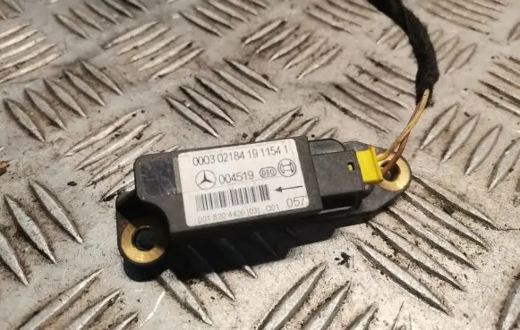 Mercedes-Benz C W203 Airbag deployment crash/impact sensor 0018204426
