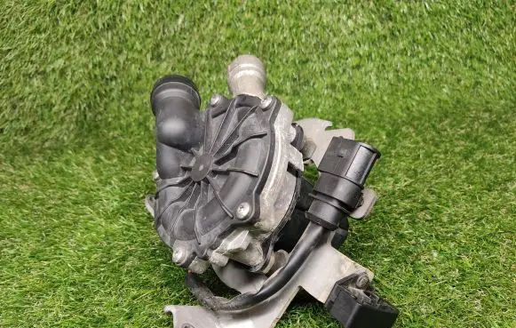 Volkswagen Jetta VI Secondary air pump 04E131333A