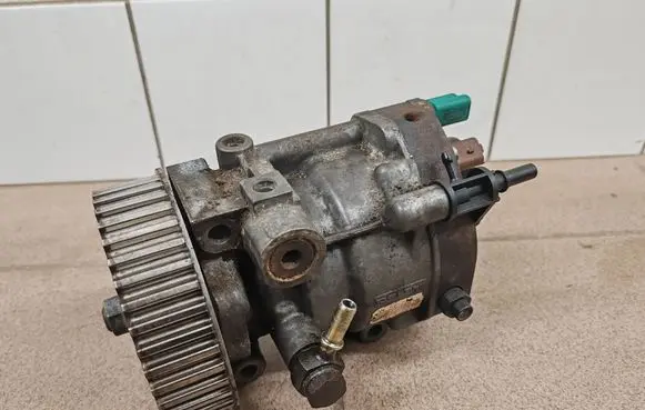 Nissan Note (E11) Fuel injection high pressure pump 8200423059 8200057225
