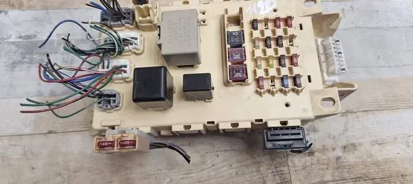 Toyota Yaris Fuse module E11020100