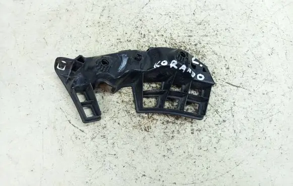 Front bumper mounting bracket