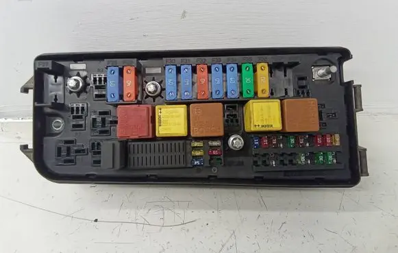 Opel Vectra C Fuse module 13198104 519133003 00001579