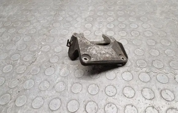 BMW 5 E60 E61 Engine mounting bracket 6761117
