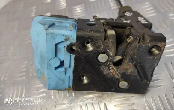 Volvo V70 Front door lock 8650544