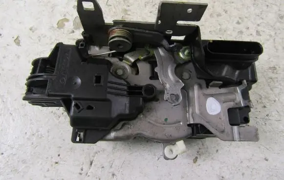 Volvo XC60 Front door lock 31349894