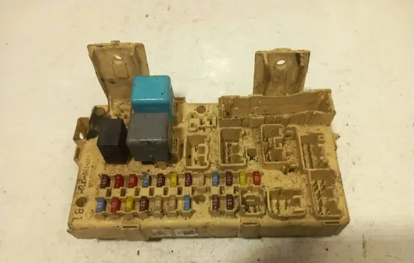 Toyota Avensis T250 Fuse module t20gf10