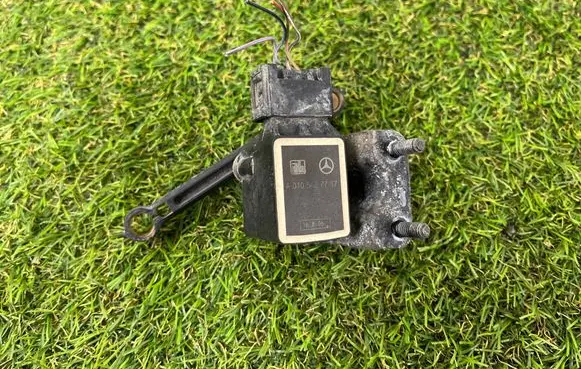 Mercedes-Benz CLS AMG C219 Air suspension front height level sensor A0105427717