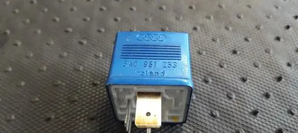 Volkswagen PASSAT B5.5 Other relay 8A0951253 899587