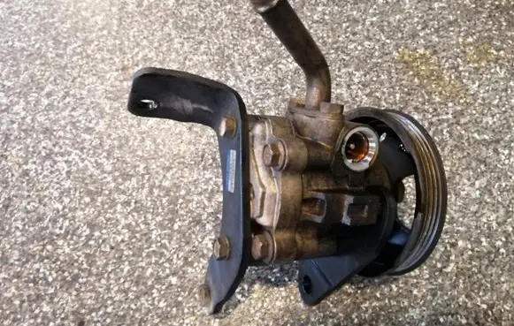 Nissan Pathfinder R51 Power steering pump