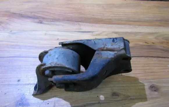 Volkswagen Transporter - Caravelle T4 Engine mount bracket