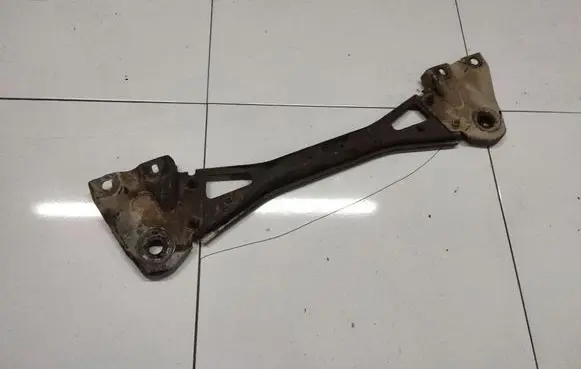 Engine mounting bracket