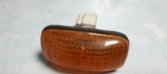 Front fender indicator light