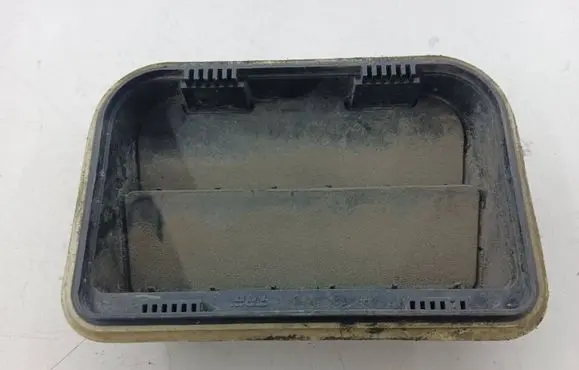 Quarter panel pressure vent