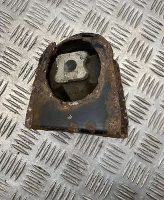 Toyota Avensis T250 Engine mount bracket