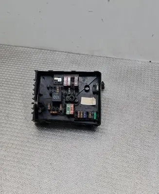 Volkswagen Golf V Fuse module 017181281